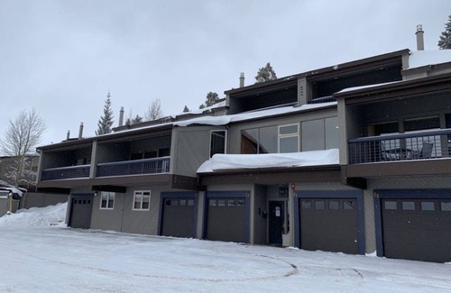 Woodmoor House | 3-BR Townhouse w/hot tub and great views. Minutes from ski slopes.