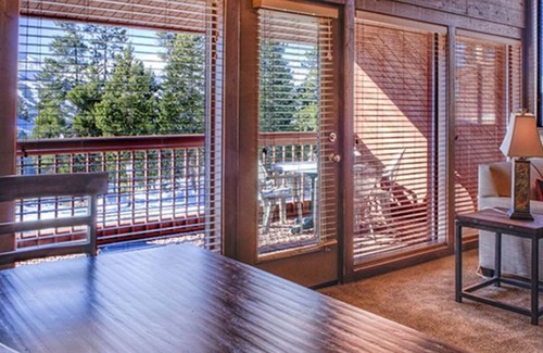 Woodmoor House | 3-BR Townhouse w/hot tub and great views. Minutes from ski slopes.