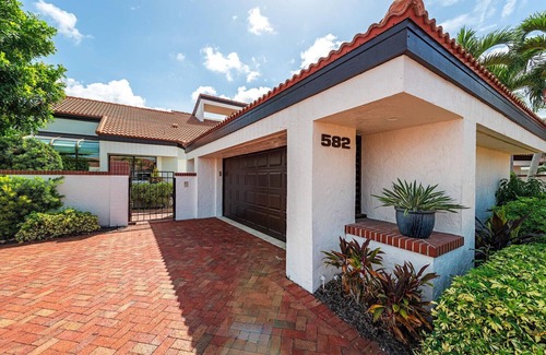 Pelican Bay Villa | 3 BR Villa w/private pool in Pelican Bay. Walk to the beach and Waterside Shops