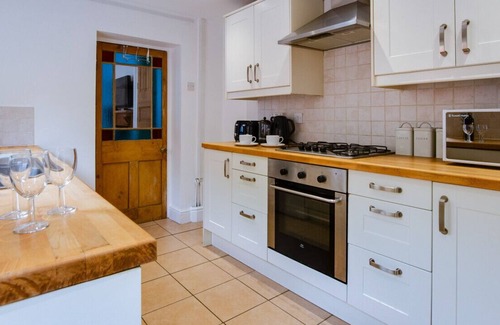 Taff's Well House | 3 Cardiff Road - Two Bedroom House, Sleeps 4