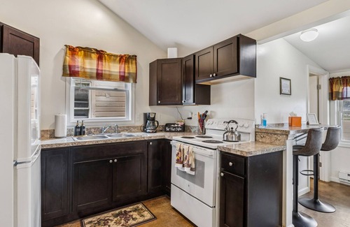 Geneva-on-the-Lake House | 3 Charming Cottages on GOTL Strip - Sleeps 10