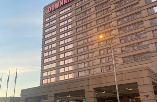Red River Cultural District House | 3 Chic Downtown Rooms w/Outdoor Pool & Bold 90s Deco Style - Near 6th Street