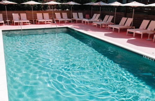 Red River Cultural District House | 3 Chic Downtown Rooms w/Outdoor Pool & Bold 90s Deco Style - Near 6th Street