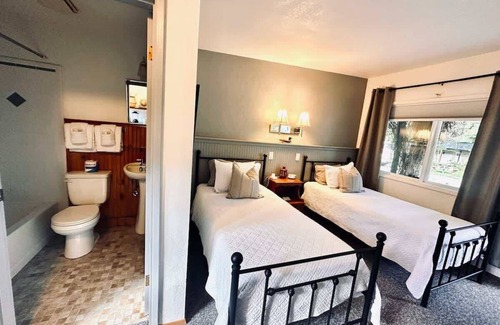 Port Angeles Hotel | #3 ✦Close to Hiking in ONP | Room w/2 Twin Beds✦