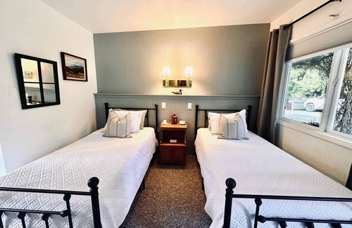 Port Angeles Hotel | #3 ✦Close to Hiking in ONP | Room w/2 Twin Beds✦