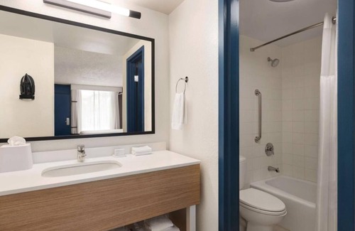 Sarasota Hotel | 3 Comfortable Rooms Perfect for Beach Getaways – Free Shuttle & Breakfast