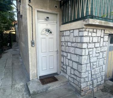 Montreuil Apartment | 3 communes