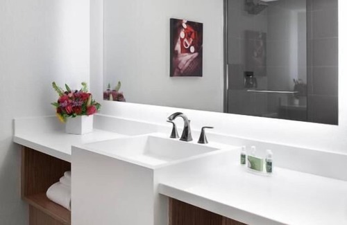 Downtown Las Vegas Hotel | 3 Deluxe Two Queen Rooms at The D Las Vegas