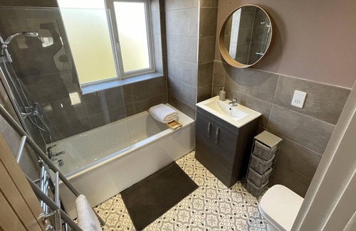 Stanwell House | 3 Double Bed Luxurious House Near Heathrow Airport