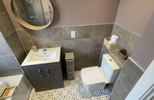 Stanwell House | 3 Double Bed Luxurious House Near Heathrow Airport