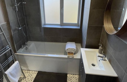 Stanwell House | 3 Double Bed Luxurious House Near Heathrow Airport