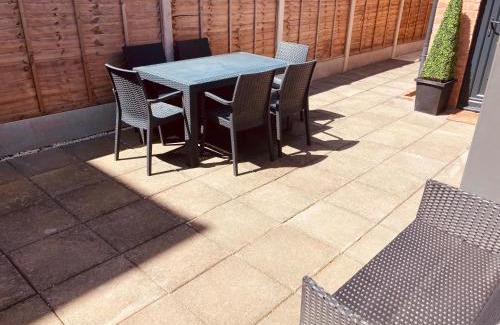 Kidderminster House | 3 Entire Stunning & Cosy Apartments in same property, 4 Double Bedrooms, 3 Bathrooms, 3 Kitchens, Terrace