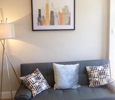 Kidderminster House | 3 Entire Stunning & Cosy Apartments in same property, 4 Double Bedrooms, 3 Bathrooms, 3 Kitchens, Terrace