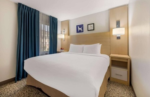 Arrowood Hotel | 3 Family-Friendly Suites Near SouthPark Mall and Charlotte Douglas Airport