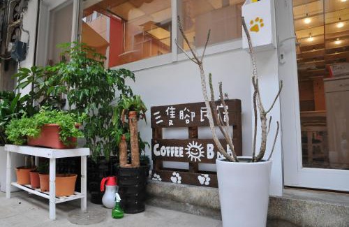 Nangan Bed & Breakfast | 3 Feet Cat