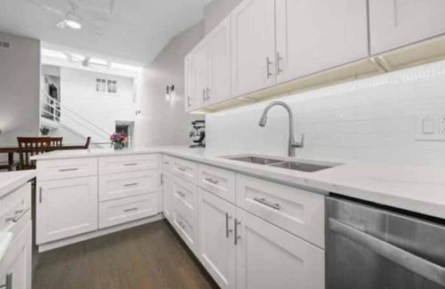 Park West House | 3 floor, 2000 sq ft home - central & clean! 5 star rated home