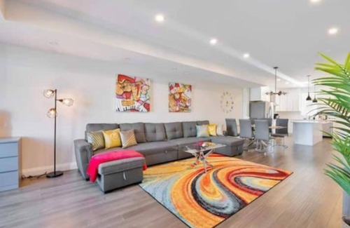 Walkerville House | 3 Floor Apartment with Private Hot Tub & Sauna