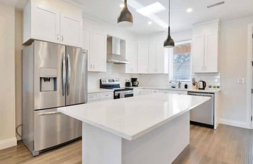 Walkerville House | 3 Floor Apartment with Private Hot Tub & Sauna