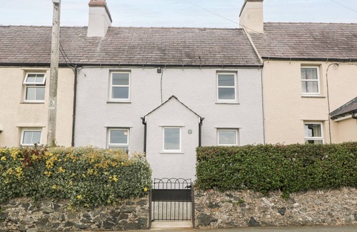 Llangaffo Cottage | 3 GREEN TERRACE, family friendly, with open fire in Newborough