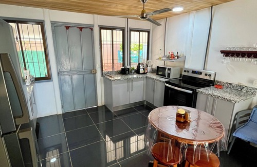 Rio Seco House | 3 habitaciones, 2 baños. Jacuzzi zonas verdes. Nada mejor que Casa Guayacán Real