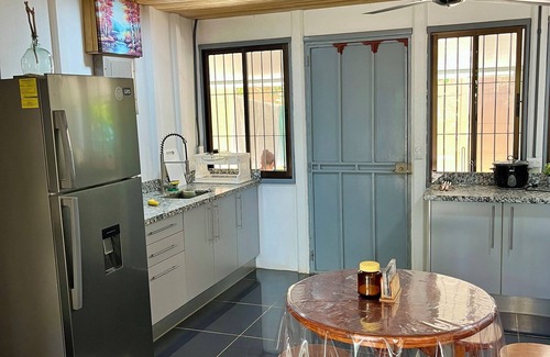 Rio Seco House | 3 habitaciones, 2 baños. Jacuzzi zonas verdes. Nada mejor que Casa Guayacán Real