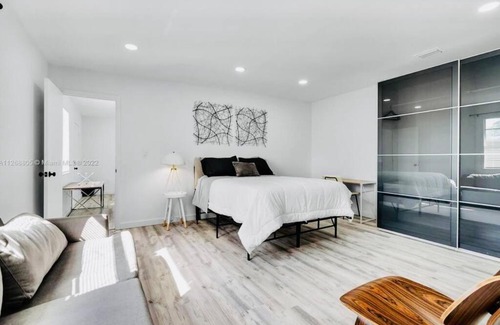 North Bay Village Villa | 3 King Beds*Jacuzzi* Bar*HBO *Minutes from beach