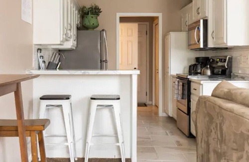 Waldron House | 3 KING Beds + Near Legend's Outlet Mall + Smart TV