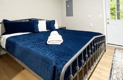 Waldron House | 3 KING Beds + Near Legend's Outlet Mall + Smart TV