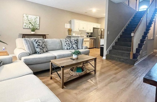 Waldron House | 3 KING Beds + Near Legend's Outlet Mall + Smart TV