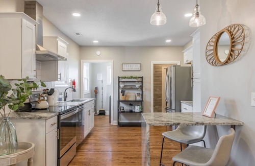 Columbus Park House | 3 KING Beds+ Walk the Street Car + Balcony