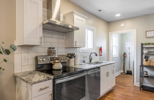 Columbus Park House | 3 KING Beds+ Walk the Street Car + Balcony