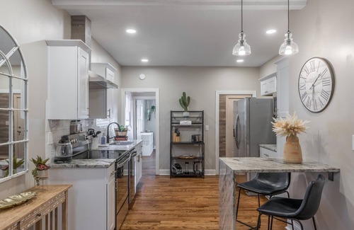 Columbus Park House | 3 KING Beds + Walk to River Market + Coffee