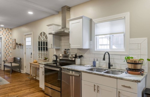 Columbus Park House | 3 KING Beds + Walk to River Market + Coffee