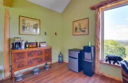 Eureka Springs House | 3 King Suites, Heated Pool, Hot Tub