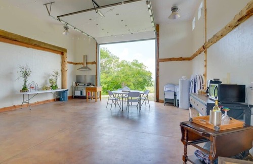 Eureka Springs House | 3 King Suites, Heated Pool, Hot Tub