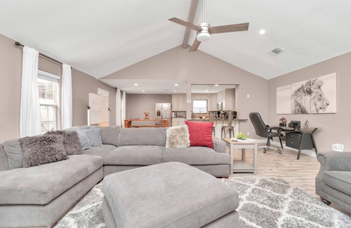 Addicks House | 🔥3 King Suites MD Anderson 30+ Nights 3min to I-10 Med Center Fast WiFi Garage