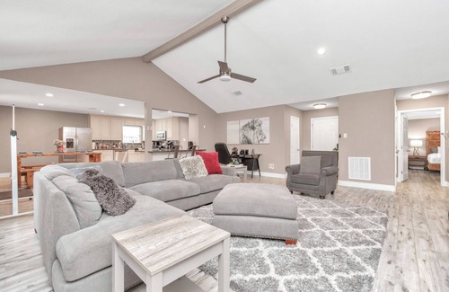 Addicks House | 🔥3 King Suites MD Anderson 30+ Nights 3min to I-10 Med Center Fast WiFi Garage