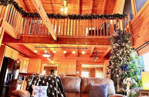 Young Harris Cabin | 3 KINGS! Long Range Views, Hot Tub, Fire Pit, Pool Table - 1 mile off HWY 76