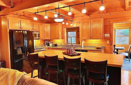 Young Harris Cabin | 3 KINGS! Long Range Views, Hot Tub, Fire Pit, Pool Table - 1 mile off HWY 76