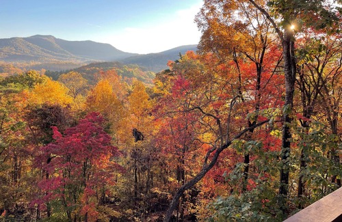 Young Harris Cabin | 3 KINGS! Long Range Views, Hot Tub, Fire Pit, Pool Table - 1 mile off HWY 76