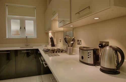 Esher Apartment | 3 Kinnaird Court - 2 bedroom apartment