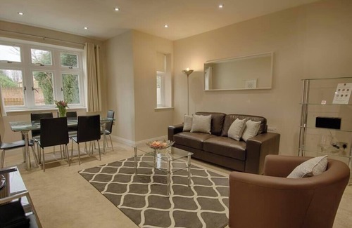 Esher Apartment | 3 Kinnaird Court - 2 bedroom apartment