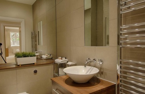 Esher Apartment | 3 Kinnaird Court - 2 bedroom apartment