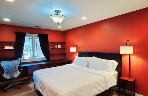 Justice House | 3 Kng, 1 Qn, 1 Full, 3air Bds | Private Basketball Court | FreePKG