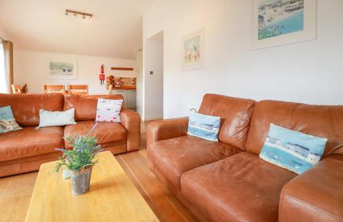 Looe House | 3 Lake View