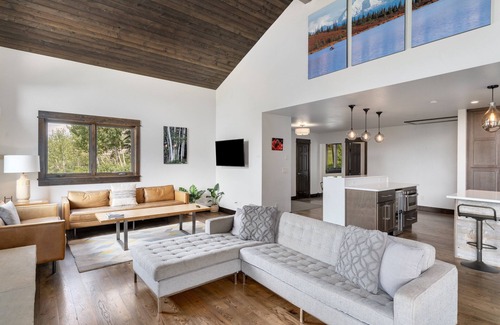 Steamboat Springs House | 3 Living Areas - 2 Kitchens - Deck with Serene Views