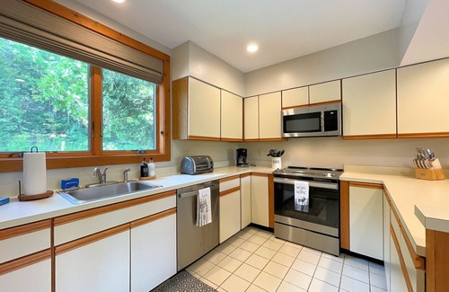 Bromley Mountain House | 3 Luxurious Levels of Living at this Bromley Willows Townhouse