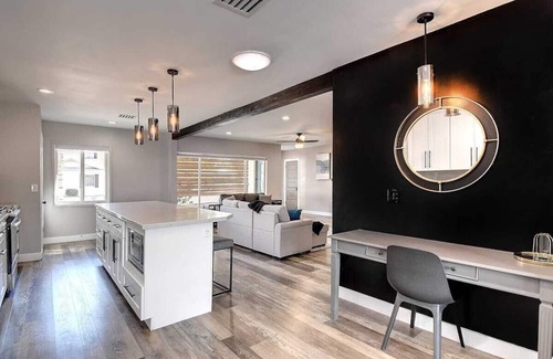 Village Grove House | 3 Master Suites Theater Game Room Near Old Townnn
