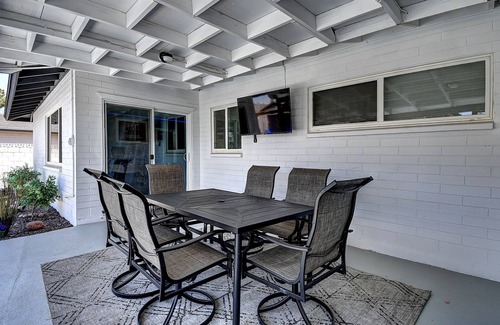 Village Grove House | 3 Master Suites Theater Game Room Near Old Townnn