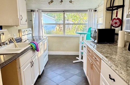 United Central House | 3 mi to Beaches/Downtown- Fenced Yard-Pets ok